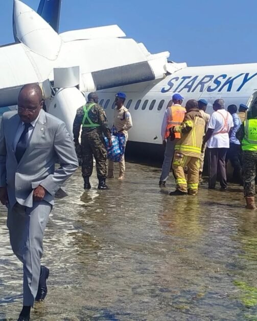 Avião com 55 pessoas faz pouso de emergência e vai parar no mar; veja