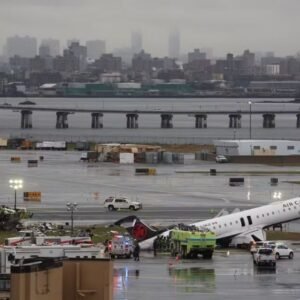 Pilotos morrem após avião colidir com veículo em aeroporto de Nova York