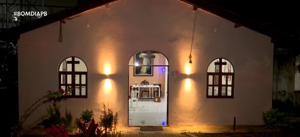 Homens armados invadem santuário, fazem fiéis reféns e sequestram diácono, em Campina Grande