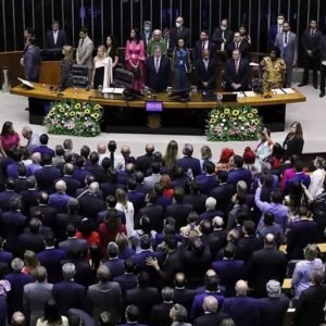 Por que deputados, vereadores e senadores não precisam deixar seus cargos para disputar a eleição?