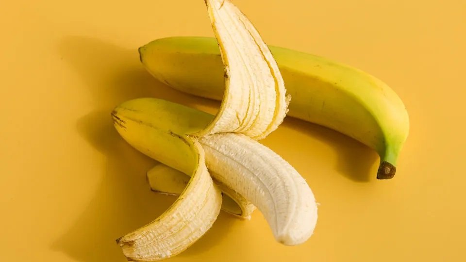 Antes de tirar os fios da banana veja o que você está perdendo