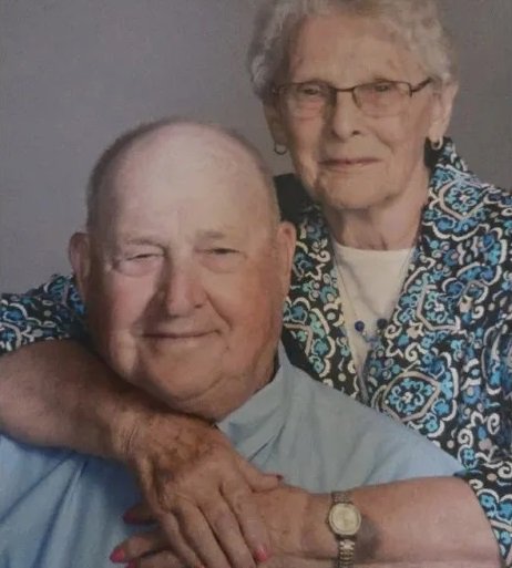 Juntos até o último suspiro: casal morre de mãos dadas após 70 anos