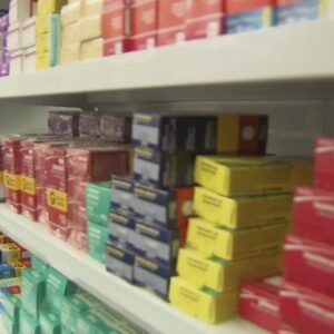 Câmara aprova projeto que permite venda de medicamentos em supermercados; texto segue para sanção presidencial