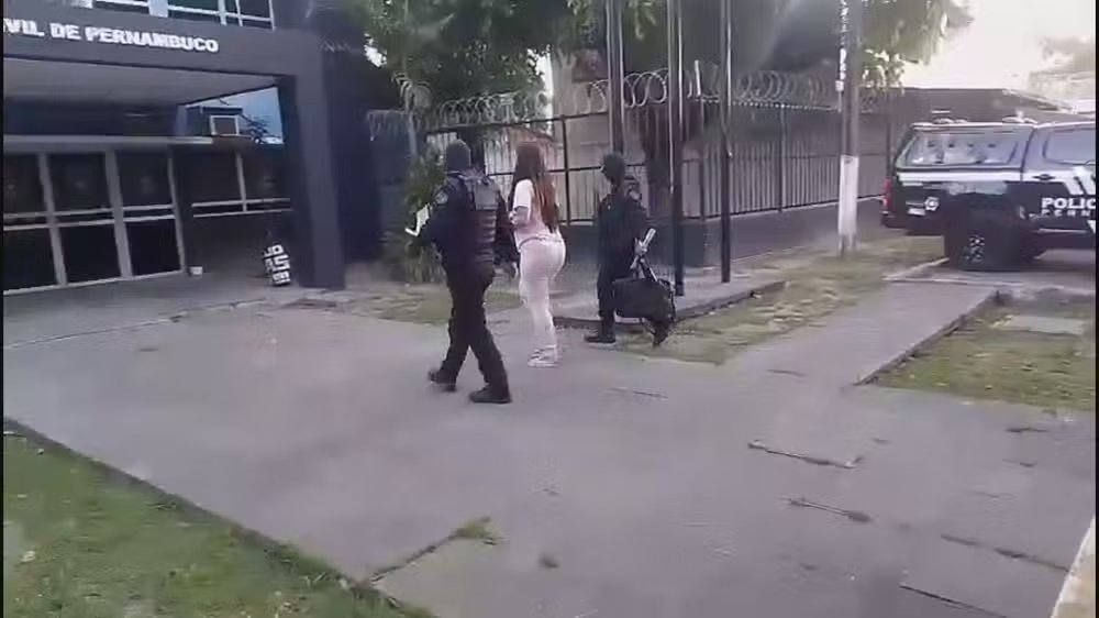 Influenciadora é presa após forjar o próprio sequestro para ganhar seguidores, diz polícia
