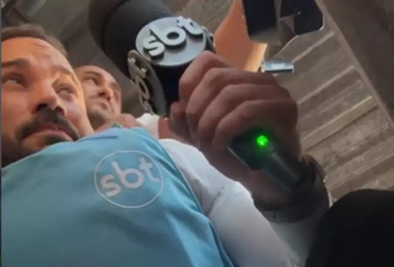 Repórter do SBT fica em meio a fogo cruzado durante tiroteio no Complexo da Maré, no Rio
