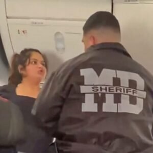 Após ouvir vídeo sem fones de ouvido, mulher é removida de voo da American Airlines