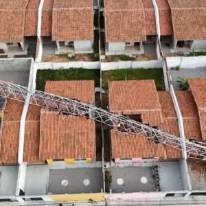 Antena de telefonia de 42 metros cai sobre quatro casas na Grande Natal