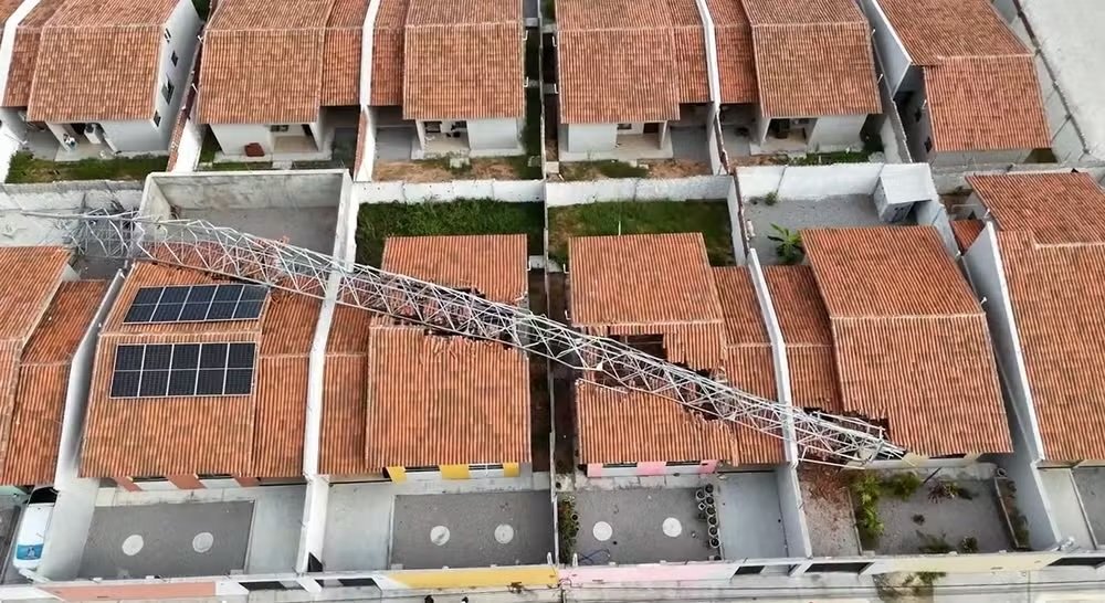 Antena de telefonia de 42 metros cai sobre quatro casas na Grande Natal