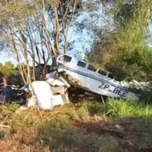 Avião com mais de R$ 15 milhões cai e é saqueado por moradores