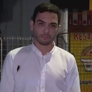 Barata ‘passeia’ pela camisa de repórter da Globo antes de entrada ao vivo