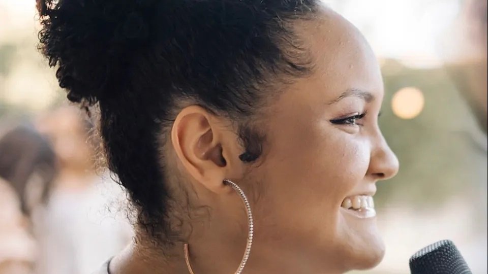 Cantora gospel de 21 anos morre após acidente em brinquedo de parque