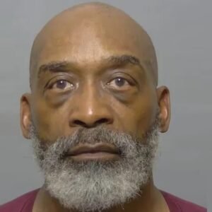 Homem que escreveu livro sobre como amar uma mulher é preso por bigamia