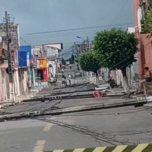 Rua amanhece com postes caídos e fios espalhados pela pista, e cena surpreende moradores