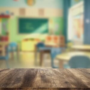 Professora corta cabelo de alunas em sala e caso gera escândalo