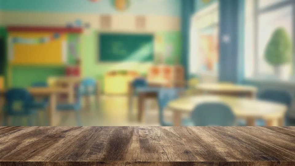 Professora corta cabelo de alunas em sala e caso gera escândalo