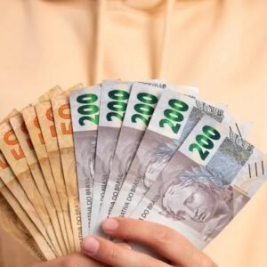 Veja como sacar dinheiro esquecido e quem pode receber mais de R$1 mil