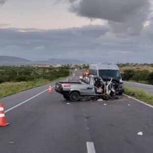 Batida entre van e carro deixa dois mortos e quatro feridos; família seguia para passeio em Salvador