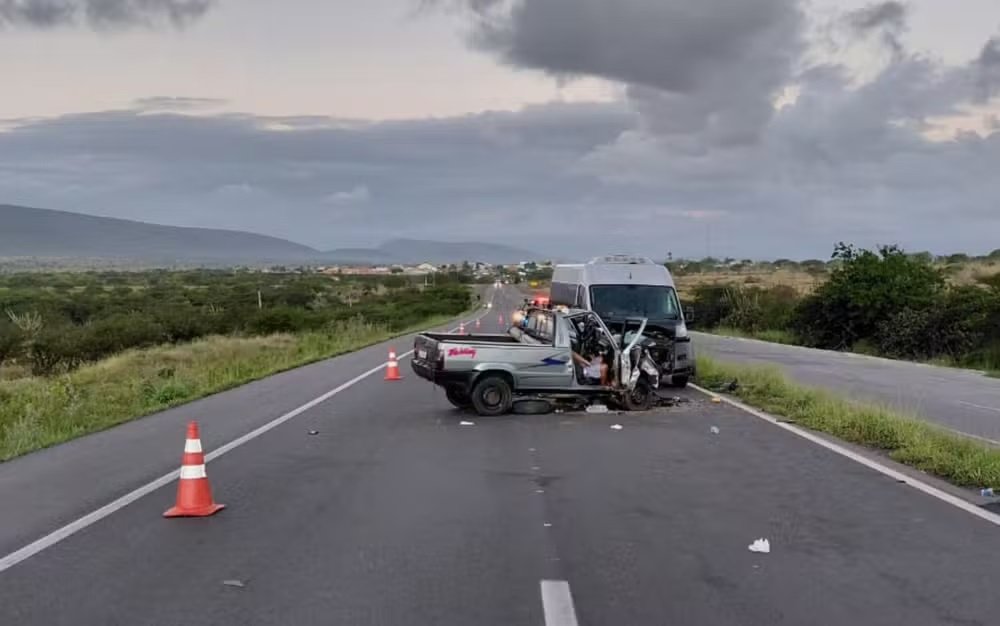 Batida entre van e carro deixa dois mortos e quatro feridos; família seguia para passeio em Salvador