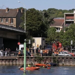 Ônibus escolar cai no rio Sena após motorista ‘perder o controle’
