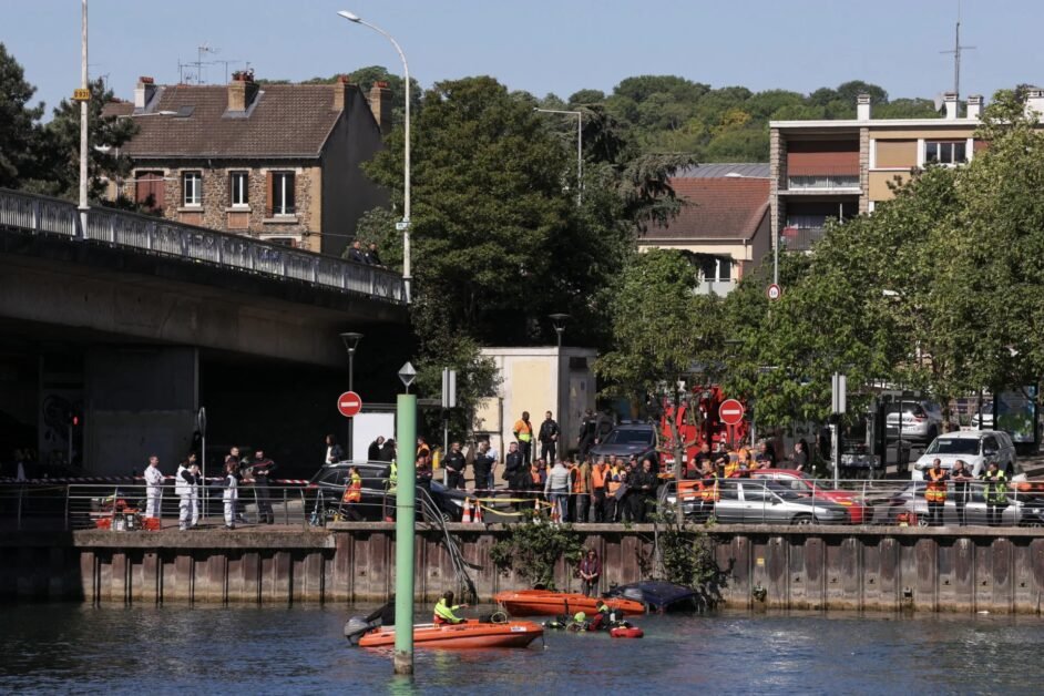 Ônibus escolar cai no rio Sena após motorista ‘perder o controle’