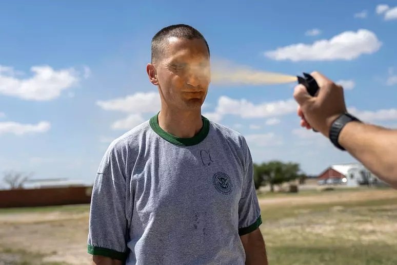 Spray de pimenta para mulheres é a melhor alternativa de defesa pessoal? Delegado explica