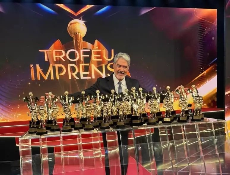 William Bonner recebe 33 estatuetas no Troféu Imprensa