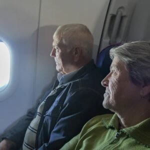 Casais mais velhos não devem viajar lado a lado no avião, alerta estudo