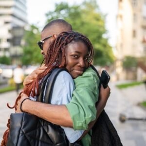 O que significa se apegar rápido demais nos relacionamentos, explica psicologa