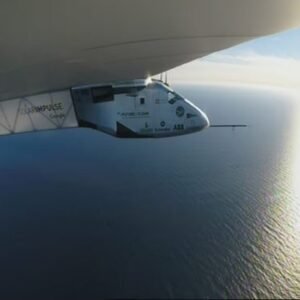 Avião movido a energia solar que deu volta ao mundo cai no mar