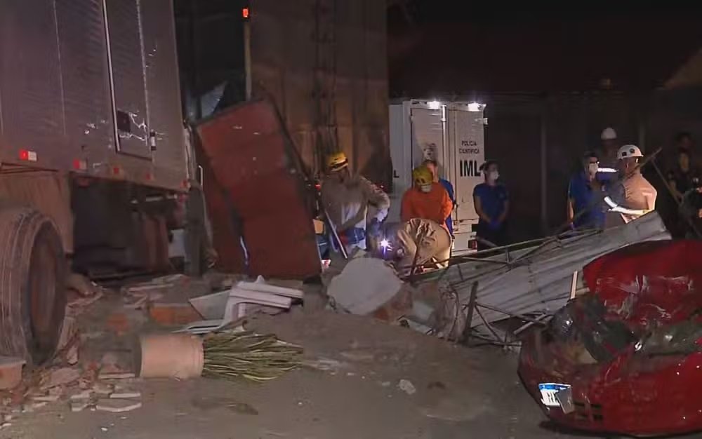 Quatro pessoas morrem após caminhão desgovernado atingir bar