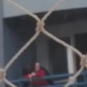 Casal transa na sacada e vizinhos acionam a polícia: “Então não olhem”