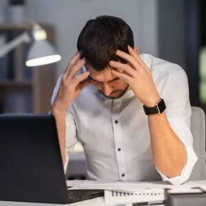 Dor de cabeça por estresse no trabalho? Neurologista ensina a controlar