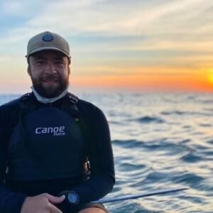 Surfista brasileiro passa por cirurgia após ser atingido no coração por peixe-espada na Costa Rica