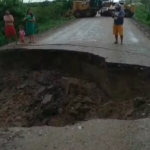 Cratera se abre e interdita a rodovia RN-120 entre Santo Antônio e Nova Cruz