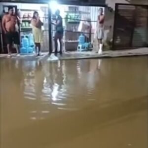 Obra para evitar rompimento de açude provoca alagamento de casas em Campina Grande
