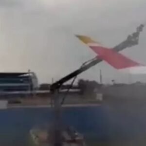 Avião se choca com caminhão de bombeiros durante batismo em voo inaugural; assista