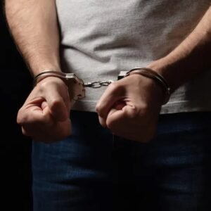 Homem mata terapeuta da fala após encontrar filho despido no consultório