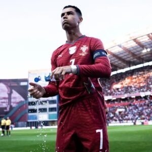 Já viu Cristiano Ronaldo bebendo água desta forma peculiar? Veja o motivo