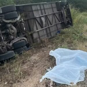 Sete atletas de time de basquete morrem em acidente de ônibus no Ceará; dezenas ficam feridos