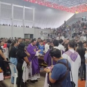 Comoção e aplausos marcam despedida de atletas de time de basquete mortos em acidente