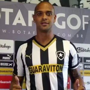 Muro desaba e mata ex-jogador do Botafogo, no Rio de Janeiro