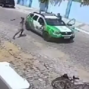 Homem ataca policiais com facão, é baleado e preso por tentativa de homicídio