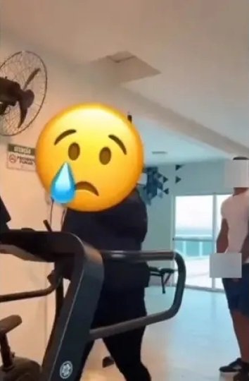 Homem é flagrado se masturbando atrás de mulher em academia