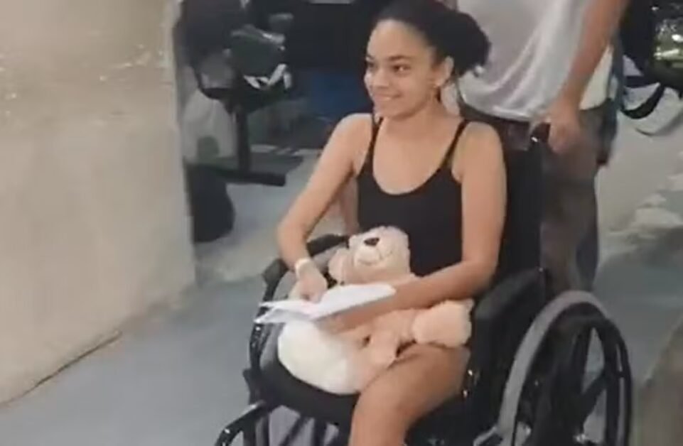 Jovem que teve perna arrancada por tubarão em Boa Viagem tem alta hospitalar após 40 dias