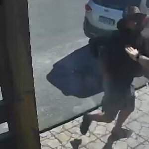 Homem é preso e adolescente é apreendido suspeitos de assaltar loja de roupas, em Campina Grande