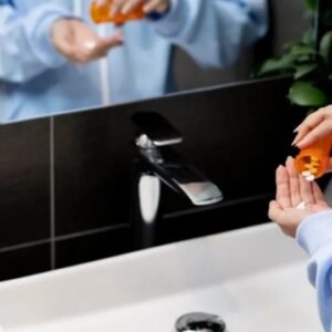 Armazenar medicamentos no banheiro é uma boa ideia? Farmacêutica explica