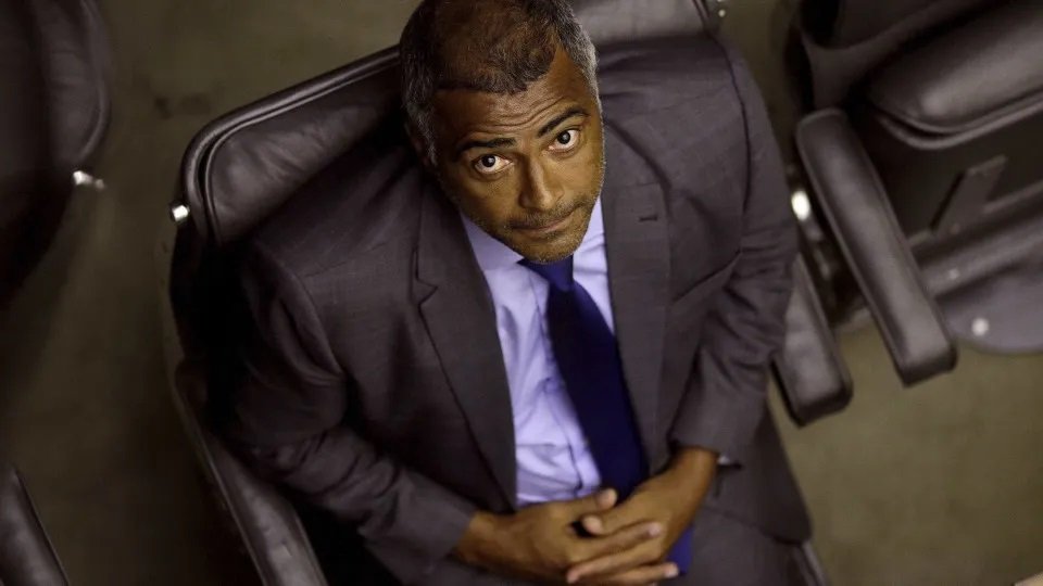 Romário diz que devolverá salário ao Senado e que não pediu licença para votar pelo fim da 6×1