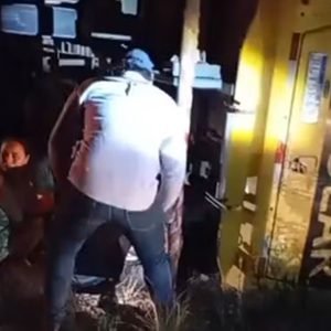 Adolescente fica em estado grave após ônibus que levava estudantes tombar entre Juazeirinho e Soledade
