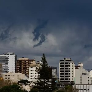 Aulas suspensas no RJ, tornado no RS: Sexta tem alerta de tempestades e ventos fortes em vários estados