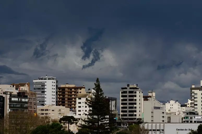 Aulas suspensas no RJ, tornado no RS: Sexta tem alerta de tempestades e ventos fortes em vários estados